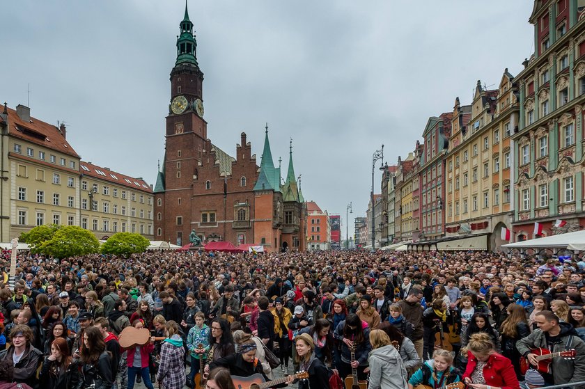 Uczestnicy bicia gitarowego rekordu Guinnessa