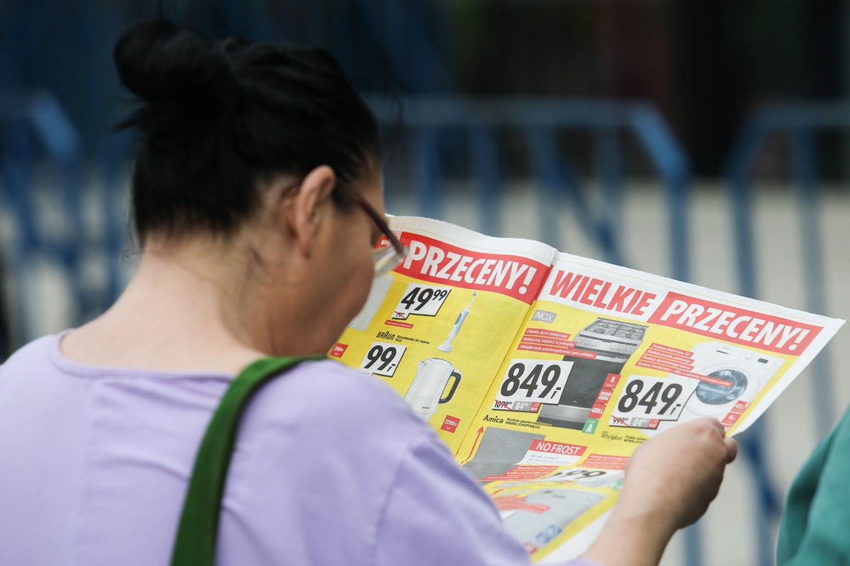 Klienci wciąż kochają gazetki ze sklepów. Jest badanie