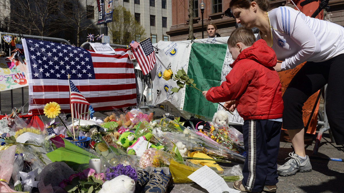 Bracia Carnajewowie, podejrzani o dokonanie zamachów w Bostonie, mogli planować także inne ataki - pisze dziś "New York Times", powołując się na władze. Według gazety na jaw wyszło, że jeden z nich podczas ujęcia mógł próbować popełnić samobójstwo.