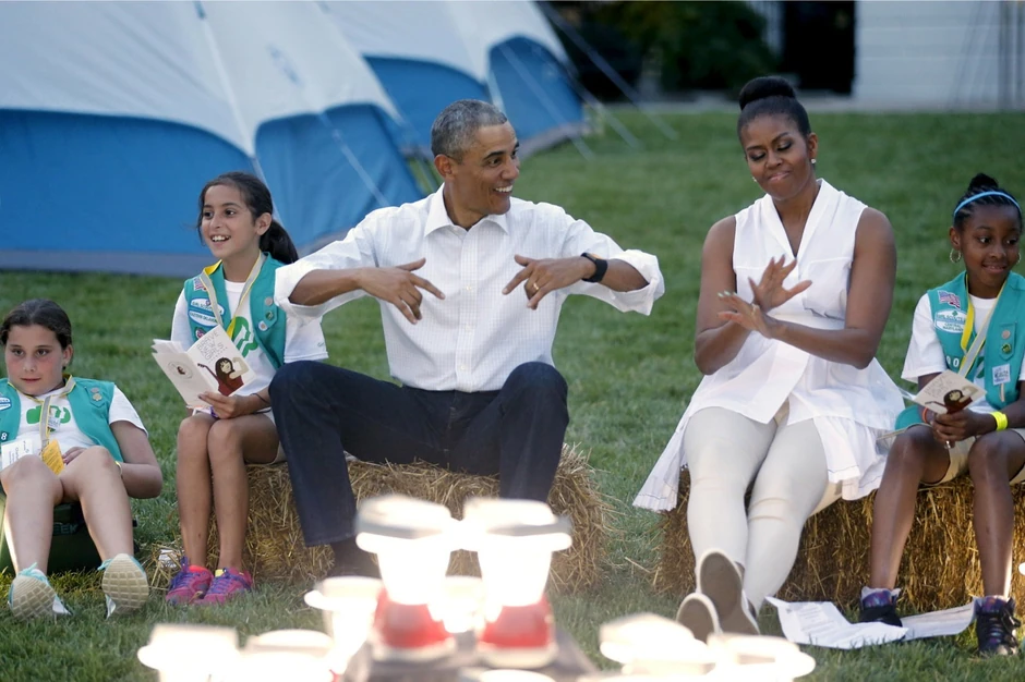 Devojčica (skroz levo) bukvalno je pala sa stolice u društvu Baraka Obame