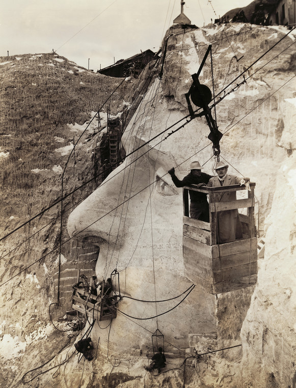 Gutzon Borglum nadzoruje prace nad pomnikiem na Mount Rushmor