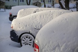 opady śniegu sparaliżowały transport w części kraju. ważna trasa zablokowana