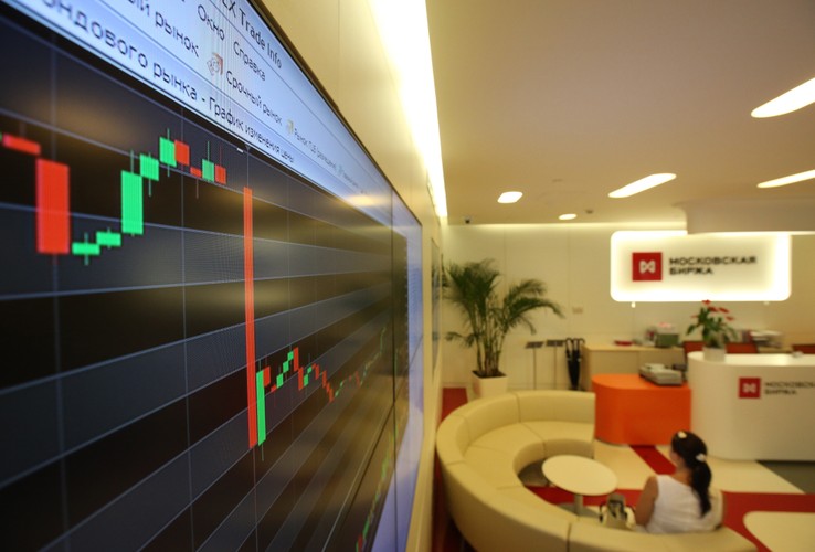 Rosyjska giełda zmaga się z problemem odpływu kapitału, który jest wynikiem utraty zaufania na rynkach finansowych po aneksji Krymu przez Moskwę. Najważniejszym indeksem na rosyjskim parkiecie jest RTS, w którego skład wchodzi 50 największych spółek. Należą do niego m. in. Acron, Gazprom, Łukoil, Novatek i Rosnieft.