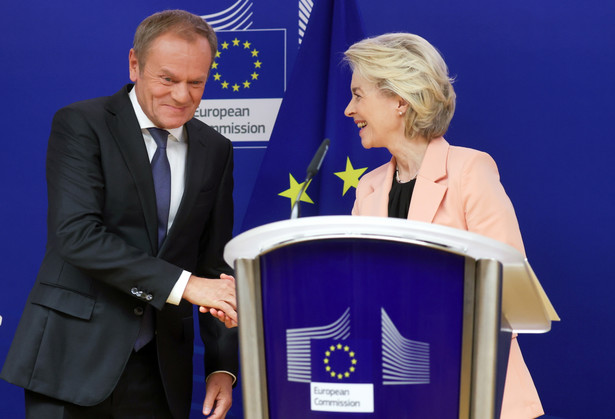 epa10937714 Polish leader of main opposition party Civic Platform (PO) Donald Tusk (L) is welcomed by European Commission President Ursula von der Leyen prior to a meeting in Brussels, Belgium, 25 October 2023. The leaders of the opposition alliance, who clinched a majority in Poland's recent elections, have stated their preparedness to assume power with Donald Tusk as the prime minister. This announcement coincides with the country's president commencing consultations on the formation of a new government. EPA/OLIVIER HOSLET Dostawca: PAP/EPA.