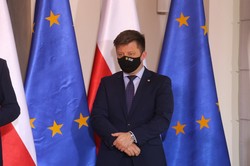 Rosyjskie symbole w metadanych plików pochodzących zapewne z konta Dworczyka