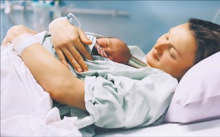 Nowe standardy opieki okołoporodowej. Rodząca sama zdecyduje, czy coś zje