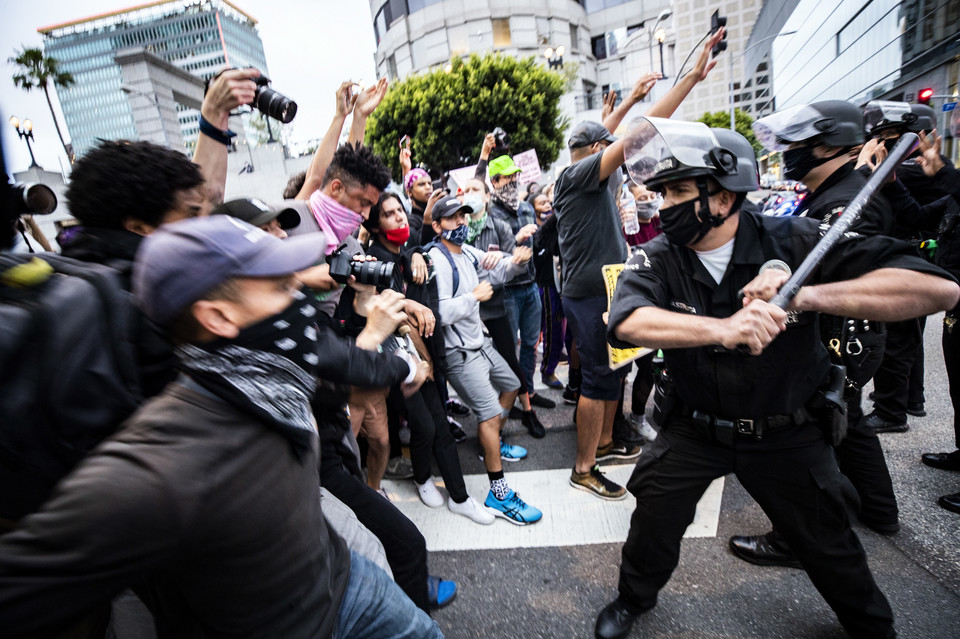 Starcia policjantów z demonstrantami w Los Angeles