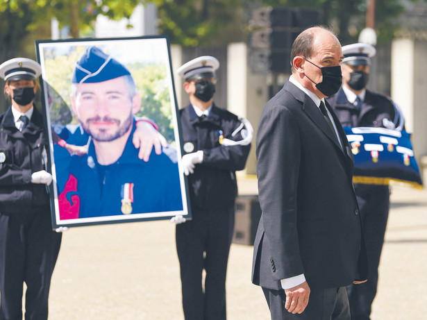 Premier Jean Castex podczas uroczystości ku czci policjanta Érica Massona, który zginął w obławie antynarkotykowej