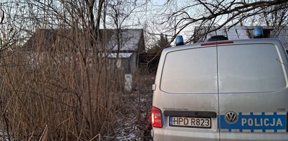 Policjanci pukali, ale nikt nie otwierał. Tylko ten cichy dźwięk zza drzwi...