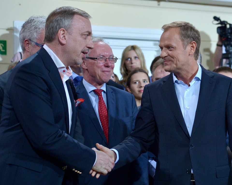 Premier Donald Tusk, minister kultury Bogdan Zdrojewski i wojewoda mazowiecki Jacek Kozłowski  w sztabie wyborczym PO