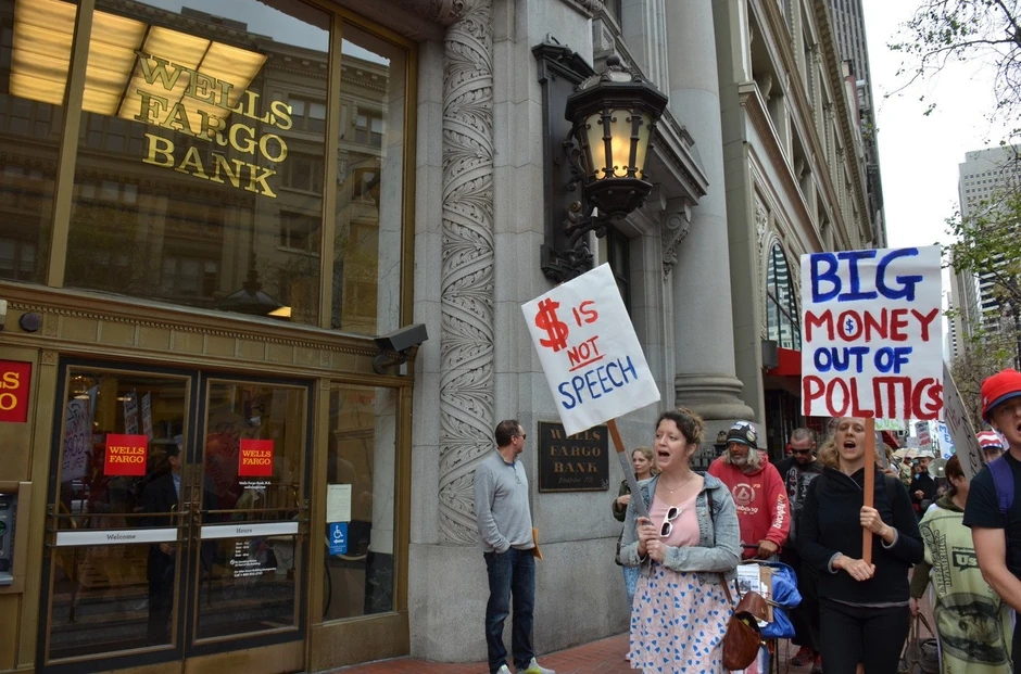 Protest protiv korupcije ispred sedišta banke "Vels Fargo" u San Francisku