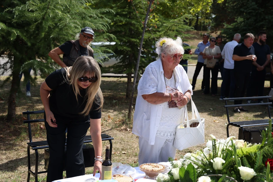Sestra Saše Popovića na pomenu