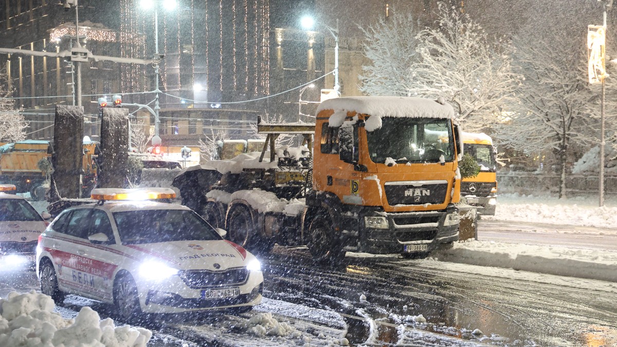 Čišćenje Trga Nikole Pašića