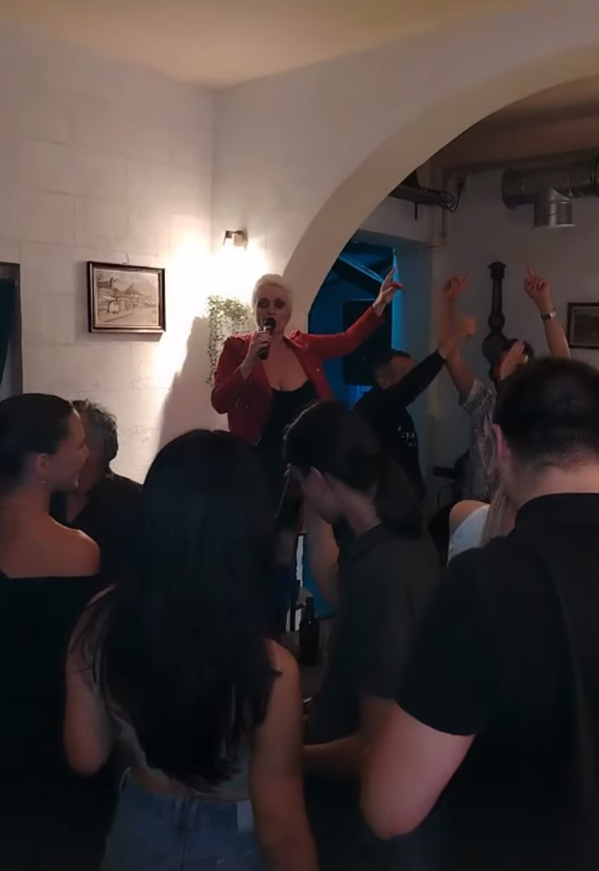 Maja Nikolić na stolu u kafani
