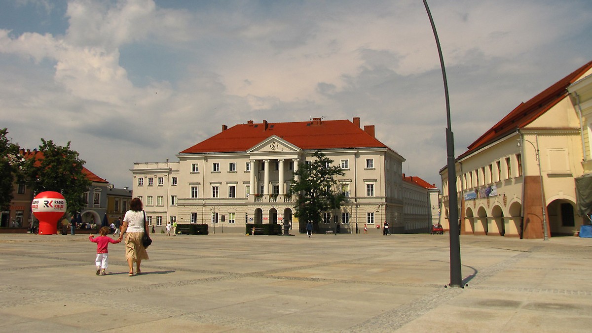 Na kilkadziesiąt tysięcy złotych kielecki ratusz szacuje koszty, jakie miasto poniesie w tym roku w związku z wdrażaną reformą edukacji. Chodzi przede wszystkim o przystosowanie budynku obecnego Gimnazjum nr 7, w którym powstanie Szkoła Podstawowa nr 39. Władze Kielc liczą, że żaden z nauczycieli wygaszanych gimnazjów nie straci pracy, więc odejdą im wydatki związane z wypłacaniem odpraw.