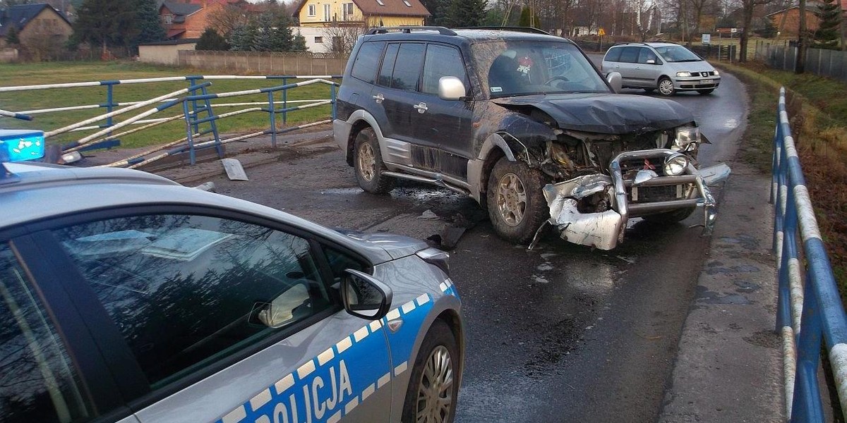 Pościg za mitsubishi w Bedoniu. Kierowca miał prawie 4 promile alkoholu we krwi