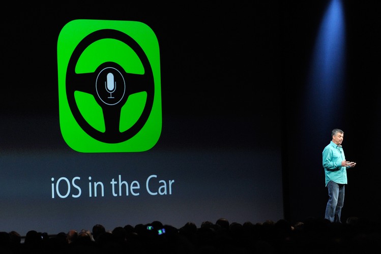 iOS 7 zintegruje nasz telefon z wyświetlaczem w samochodzie, o ile ten oczywiście będzie obsługiwał taką technologię. Dzięki temu będziemy mieli dostęp do map, Siri czy naszych kontaktów telefonicznych. Oczywiście na początek w USA.