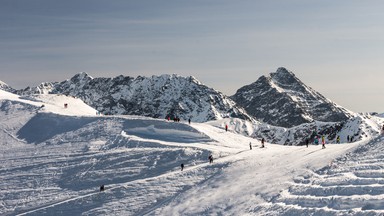 Tatry: Turyści nie mogą opuścić schronisk. Opady śniegu i zagrożenie lawinami