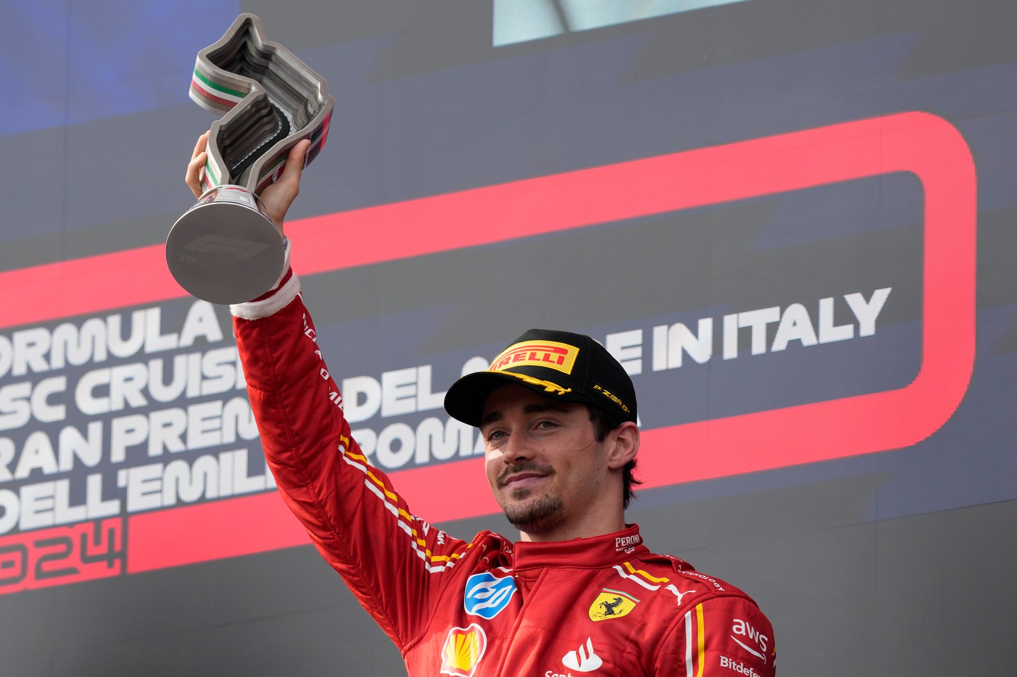 Veľká cena Emilia Romagna: Monacký jazdec Charles Leclerc (Ferrari).