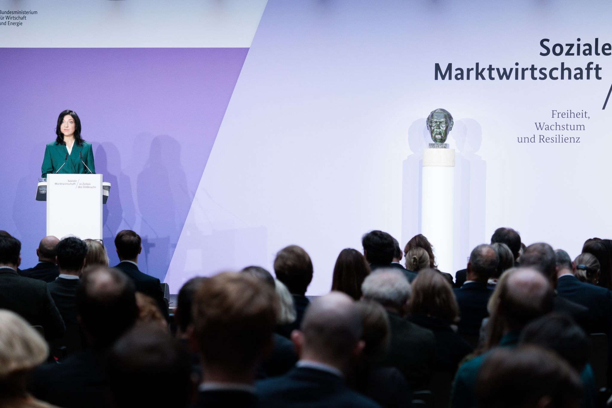 Reiche will Lohnfortzahlung ab erstem Krankheitstag überprüfen