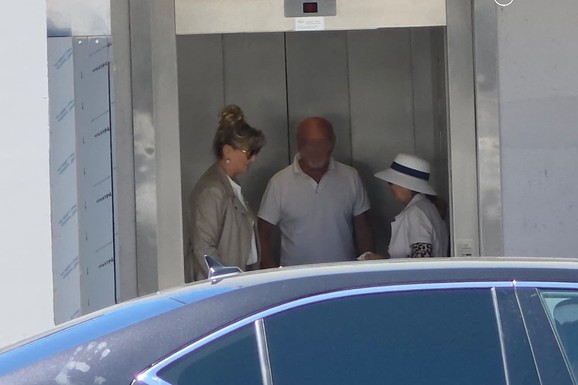 (PAPARACO) NEMA KO SE ZA NJOM NIJE OKRENUO Uhvatili smo našu pevačicu sa najdužim nogama na aerodromu: Sama vuče prtljag, a lice skroz bez šminke