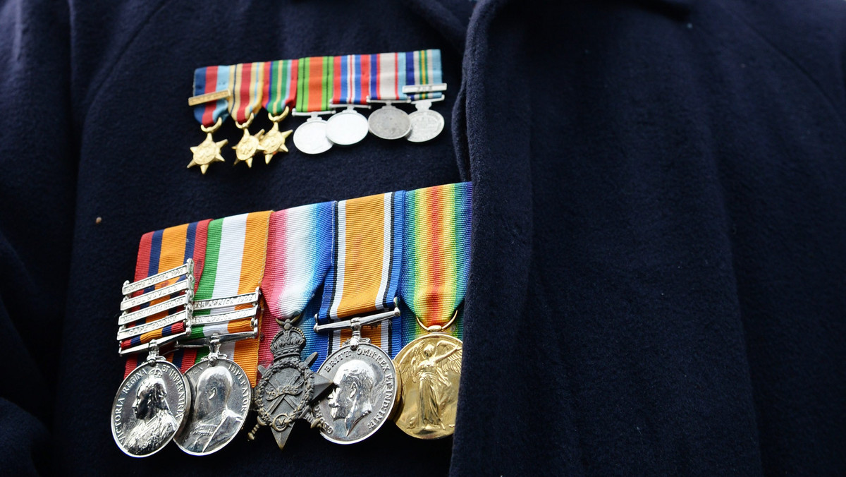 Weteran brytyjskiej armii został zaatakowany przez gang nastolatków, gdy szedł pod pomnik pamięci w Keighley. Bandyci zabrali mu pamiątkowy beret i medale.