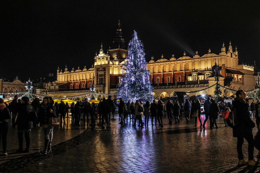 Na Rynku Głównym w Krakowie stanęła choinka z Łabowca w nadleśnictwie