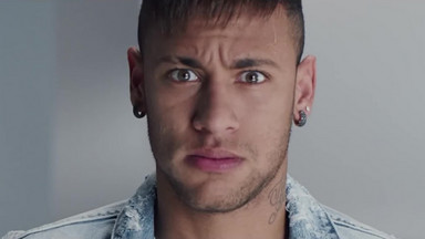 Neymar w nowej reklamie z Alessandrą Ambrosio; dziewczyna Buttona chwali się seksowną figurą. Flesz Sportowy nr 1333