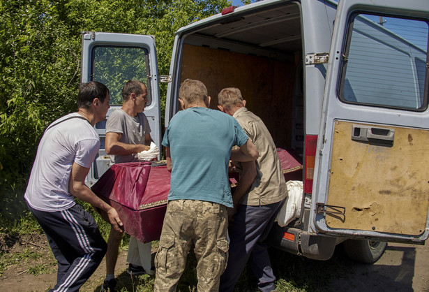 Ekshumacje w miejscowości Mala Rogan pod Charkowem