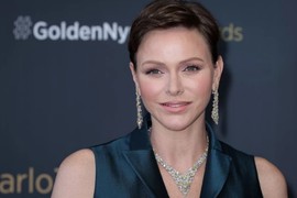 Princeza Šarlin u NAJČUDNIJOJ haljini ikada, a cena je BOLI GLAVA! Pored ZAOVE koja nije mogla da je smisli! Ovako slavi ELITA MONAKA i mnogima se ne dopada