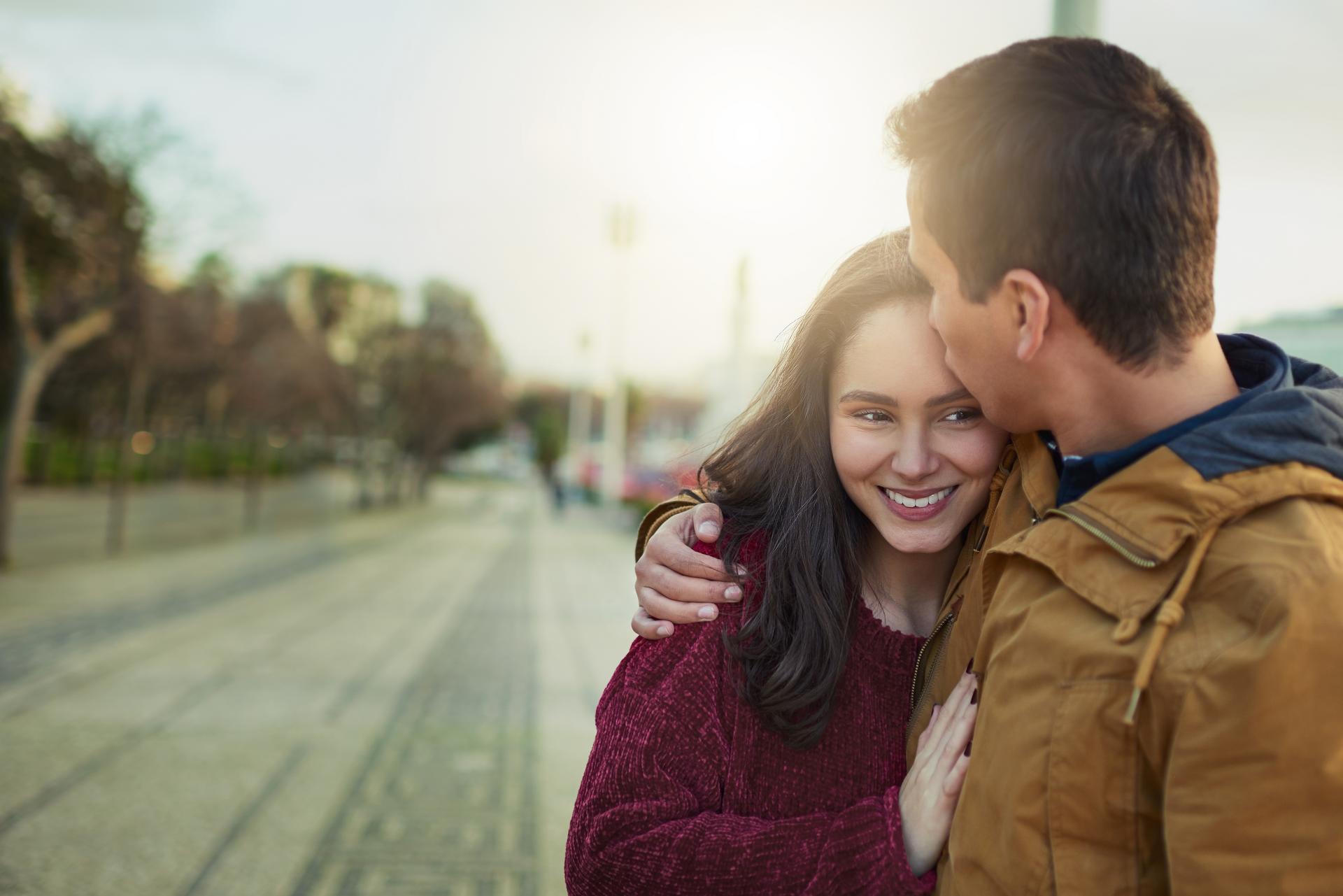 Почему нельзя целовать в лоб. Young couple staring the City.