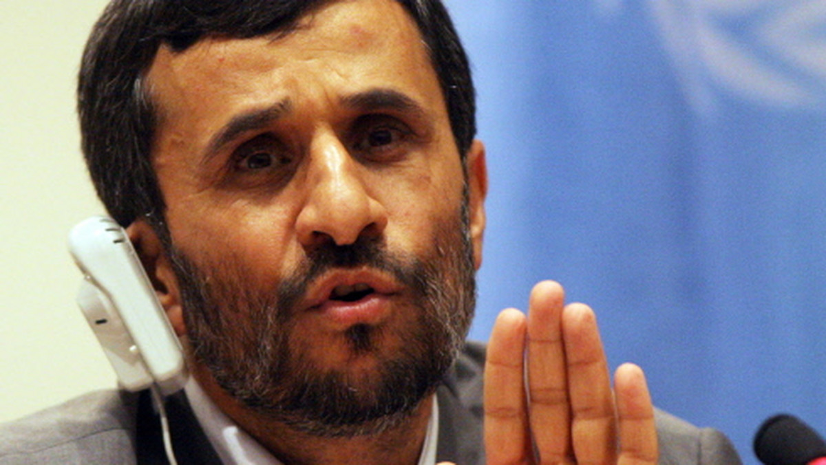 Prezydent Iranu Mahmud Ahmadineżad potępił dziennikarzy, którzy obrazili żonę francuskiej głowy państwa, Carlę Bruni - podaje serwis lenta.ru, powołując się na wywiad, udzielony w niedzielę przez irańskiego przywódcę jednej z rządowych gazet.
