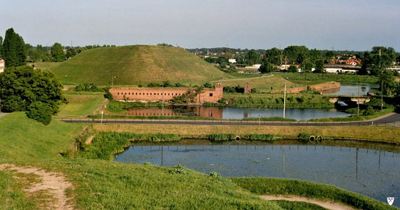 Bastion Żubr i opływająca go fosa (Opływ Motławy), fot. Topory, licencja: CC BY-SA 3.0