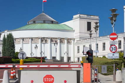 Trzy firmy chcą zbudować potężną bramę przed Sejmem