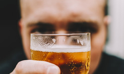 Jak poznać, że przekroczyłeś próg alkoholizmu? Pięć wczesnych sygnałów, jeden kluczowy