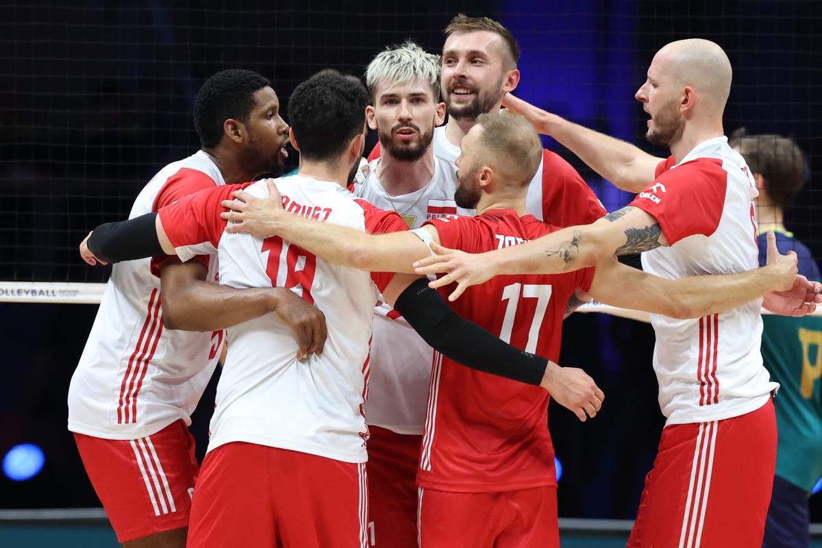 Siatkarze reprezentacji Polski cieszą się podczas meczu ćwierćfinałowego Ligi Narodów z Brazylią