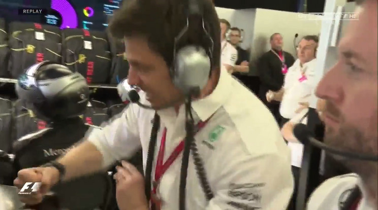 A boxkiállást követően Sebastian 
Vettel megelőzte Lewis Hamiltont 
– Toto Wolff mi-
közben a monitorját nézte, az asztalt
ütötte dühében