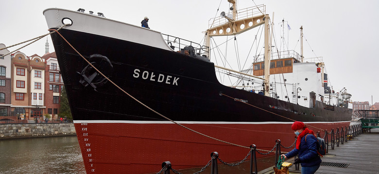 Statek "Sołdek" wrócił na swoje miejsce w Gdańsku po remoncie