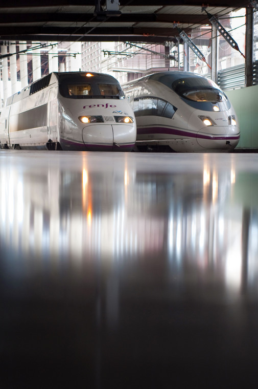 Po lewej lokomotywa szybkich kolei AVE marki Alstom, po prawej marki Siemens, hiszpańskiej sieci kolejowej RENFE na stacji Madryt-Atocha, Hiszpania. Fot. Bloomberg.