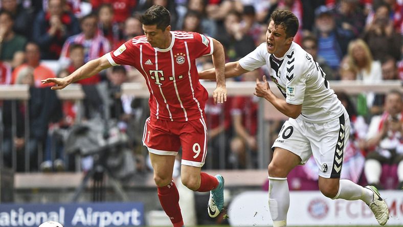 Bayern Monachium wygrał z SC Freiburg 4:1 (1:0) na zakończenie sezonu 2016/2017 w Bundeslidze. To był ostatni mecz dla Philippa Lahma i Xabiego Alonso, którzy ogłosili zakończenie karier. Robert Lewandowski tym razem nie został królem strzelców, ponieważ Pierre-Emerick Aubameyang z Borussii Dortmund strzelił dwie bramki w meczu z Werderem Brema (4:3) i wyprzedził Polaka w końcowej klasyfikacji. Polak miał 30 goli, a Gabończyk 31.