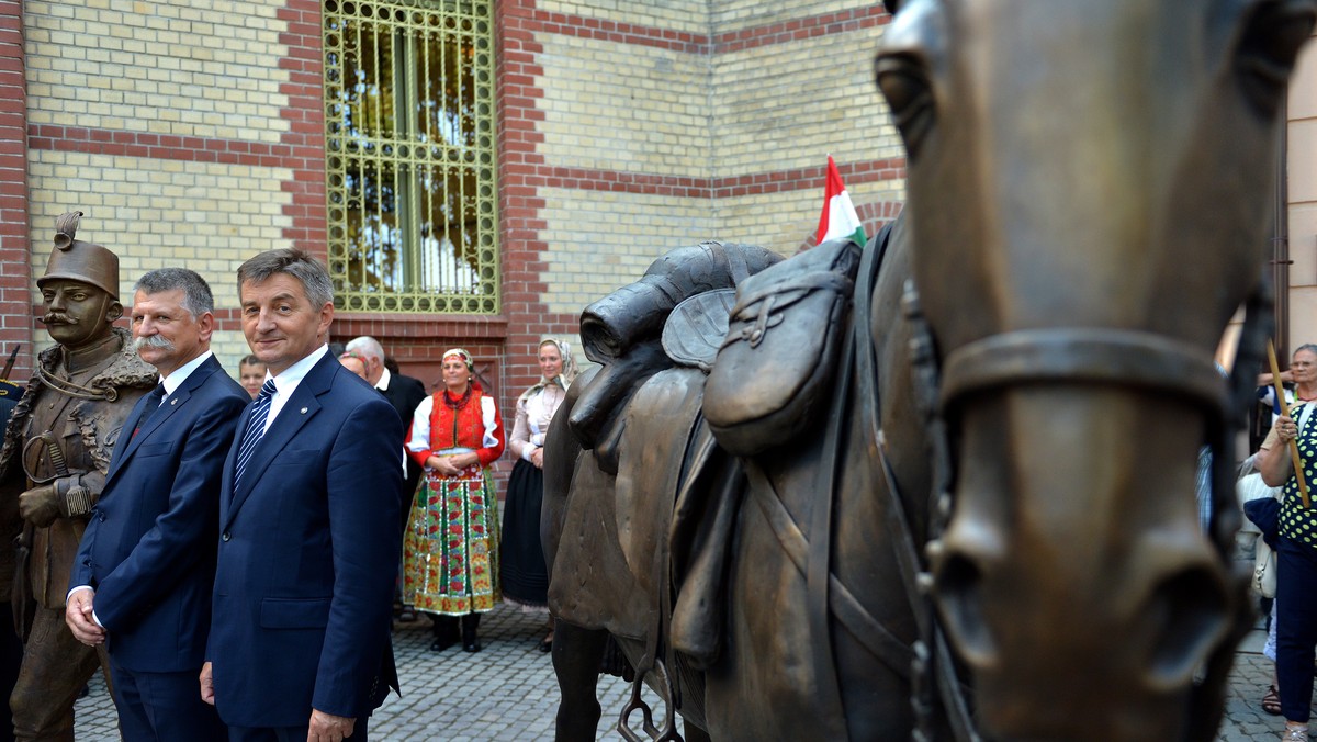 W Przemyślu odsłonięte zostały figury węgierskiego huzara i polskiego ułana. Przypominać będą wydarzenia z I wojny światowej, kiedy w mieście stacjonowali węgierscy żołnierze. W uroczystości wzięli udział m.in. marszałek Sejmu Marek Kuchciński i jego węgierski odpowiednik László Köver.