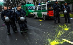 Protestujący blokowali dojazd do miejsca obrad. Ranni w zajściach przed zjazdem AfD