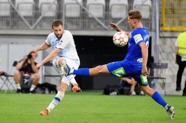 Piłkarz Dynama Kijów Tomasz Kędziora (L) i Alexander Prass (P) ze Sturmu Graz podczas meczu 3. rundy kwalifikacyjnej Ligi Mistrzów w Łodzi