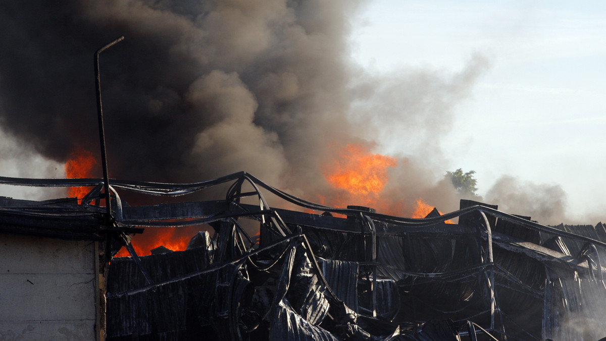 Łódzka prokuratura bada przyczyny i okoliczności groźnego pożaru w magazynach z rozpuszczalnikami, który wybuchł wczoraj w nocy przy ul. Pomorskiej w Łodzi. Pożar gasiło 35 zastępów strażaków, straty szacowane są na sześć milionów złotych.