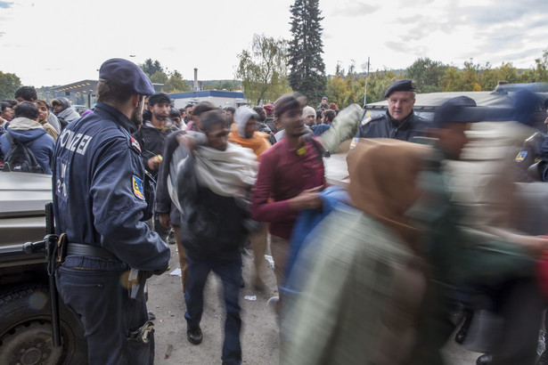 Słowenia nie daje sobie rady z uchodźcami. Rząd wyprowadza czołgi na ulice