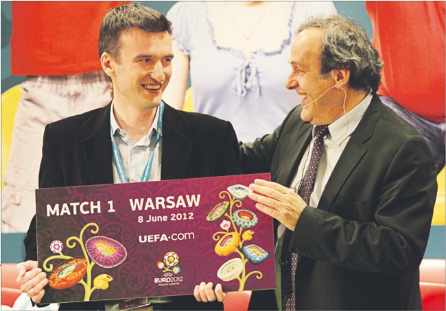 Szef UEFA Michael Platini z Pawłem Michalczakiem, który dostał bilet numer 1 Fot. Bartłomiej Zborowski/PAP