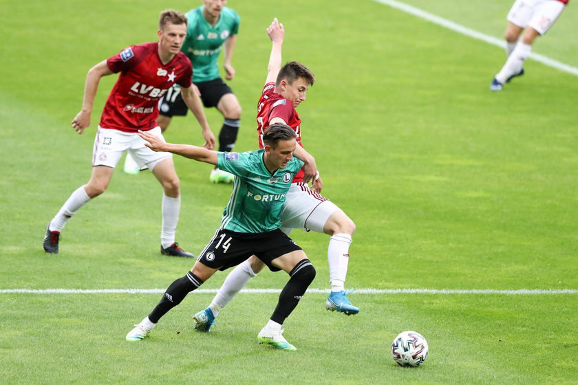 W ostatnim meczu ligowym Legia zdominowała w Krakowie Wisłę, pokonując ją 3:1. Wcześniej ograła Lecha 1:0