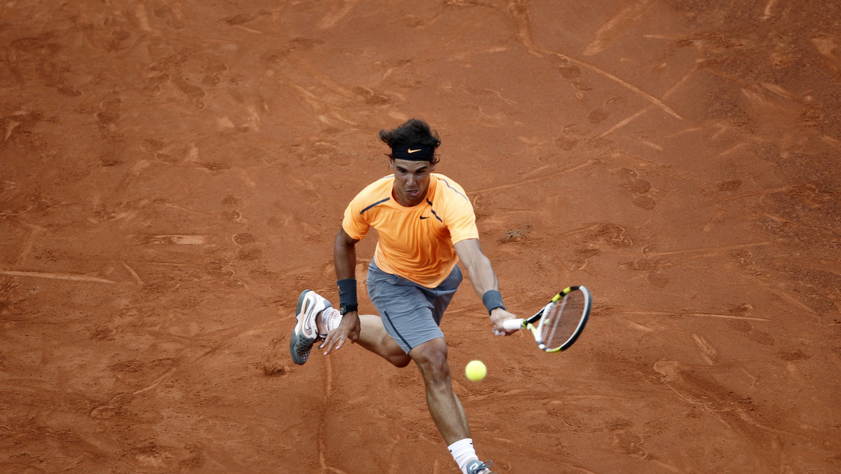 Rozstawiony z numerem drugim Rafael Nadal pewnie pokonał Argentyńczyka Juana Monaco 6:2, 6:0, 6:0 i awansował do ćwierćfinału wielkoszlemowego turnieju tenisowego - Roland Garros (pula nagród 18,817 mln euro).