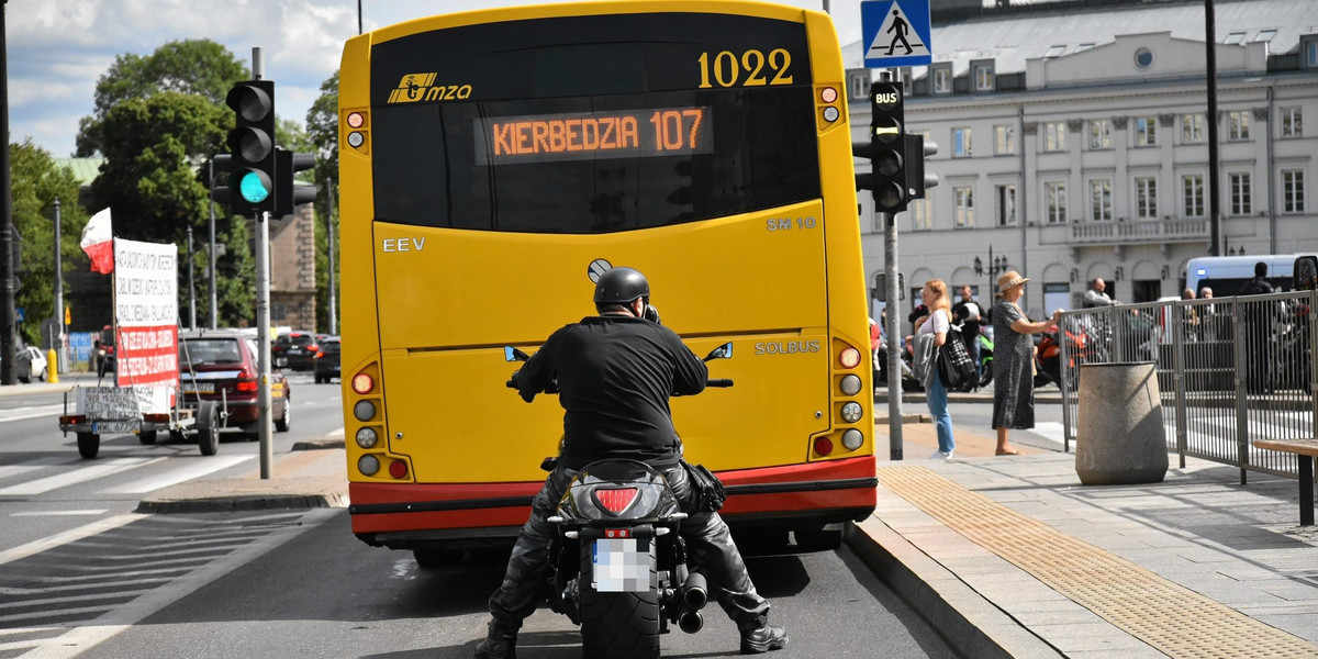 Motocykliści na buspasy