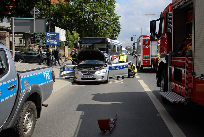 Siedem osób rannych w wypadku gdzie radiowóz staranował autobus 